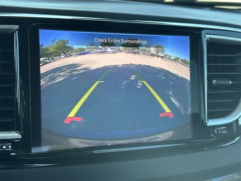 Used 2023 Chrysler Pacifica Touring-L image 19