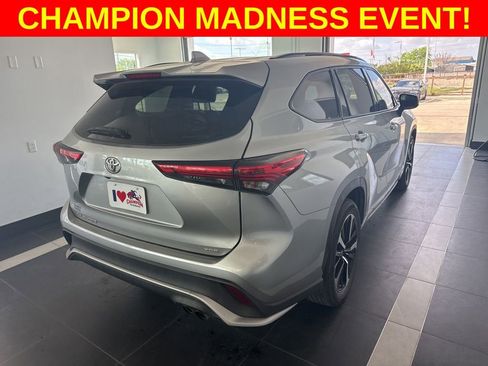 Used 2022 Toyota Highlander XSE image 3