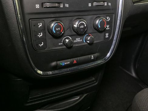 Used 2016 Dodge Grand Caravan SE image 24