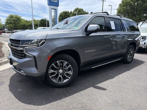 Used 2022 Chevrolet Suburban LT w/ LT Signature Package AWD/4WD image 2