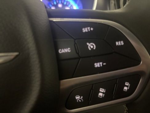 Used 2024 Chrysler Pacifica Touring-L image 33