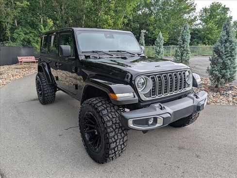 Used 2025 Jeep Wrangler Unlimited Sahara AWD/4WD image 7