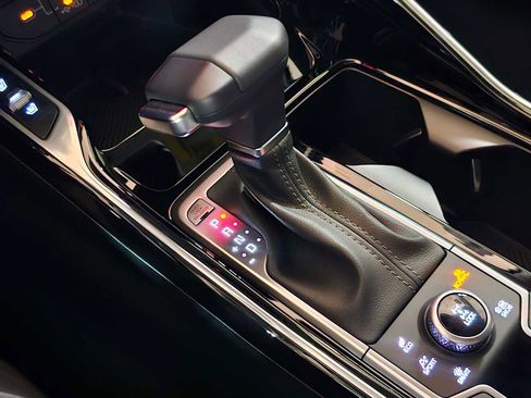 Used 2025 Kia Sorento SX image 38