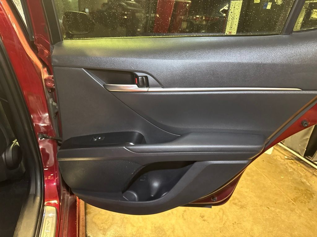 Used 2018 Toyota Camry SE w/ Moonroof Package FWD image 19