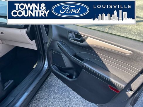 Used 2022 Ford Escape SE w/ Cold Weather Package FWD image 20