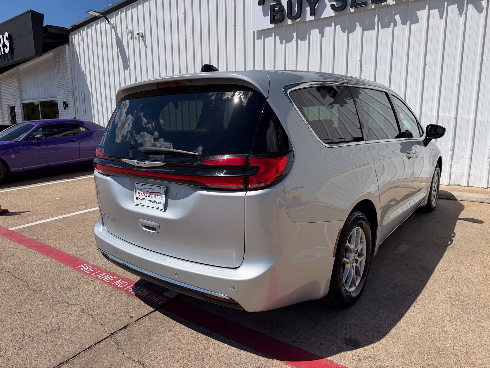 Used 2024 Chrysler Pacifica Touring-L FWD image 7