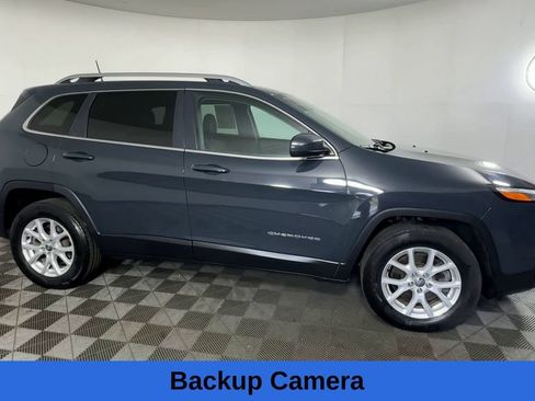Used 2018 Jeep Cherokee Latitude Plus w/ Cold Weather Group AWD/4WD image 3