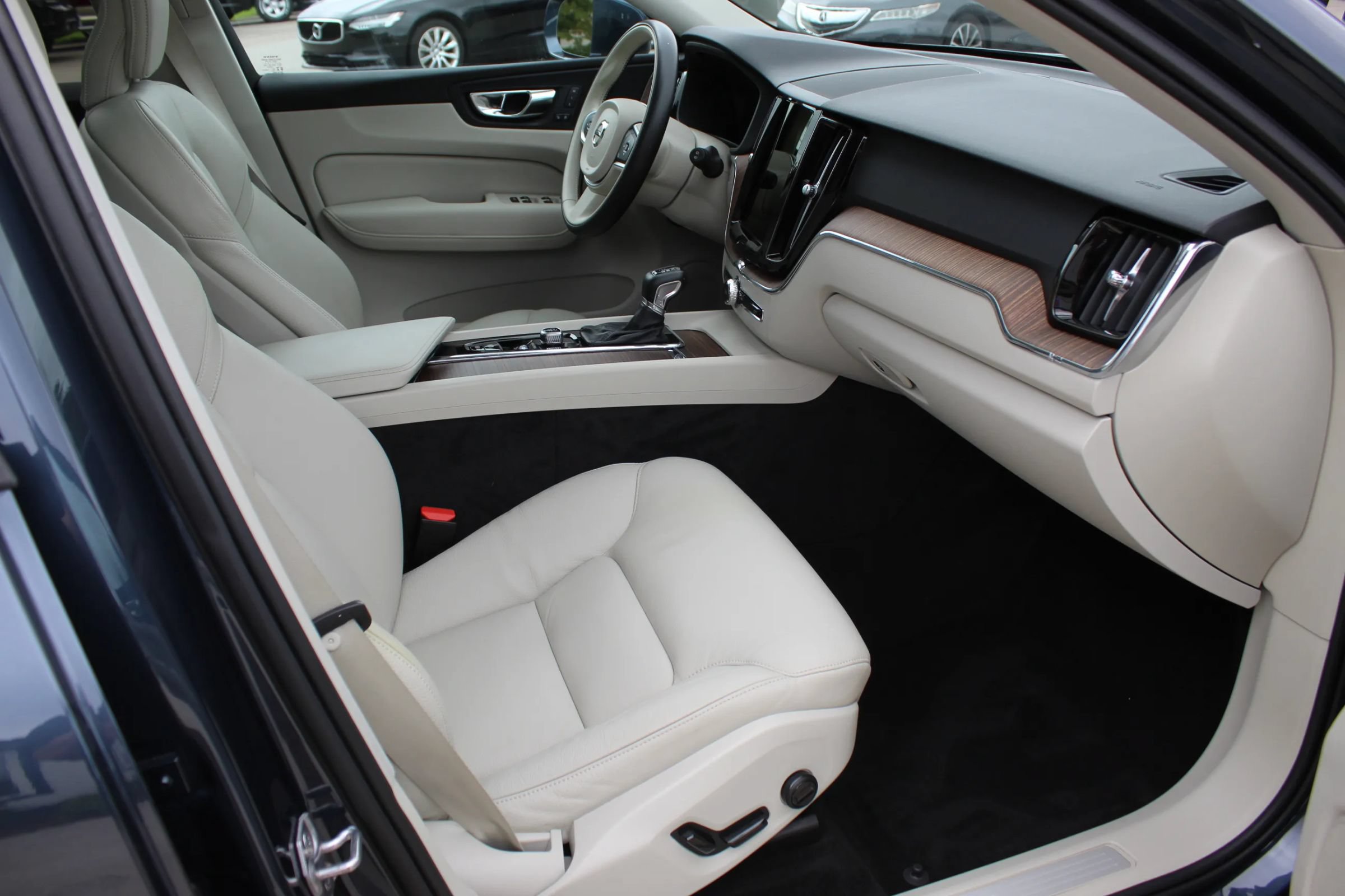 Used 2021 Volvo XC60 T5 Momentum w/ Premium Package FWD image 28