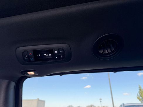 Used 2025 Chrysler Pacifica Limited image 25