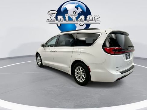 Used 2022 Chrysler Pacifica Touring-L image 9