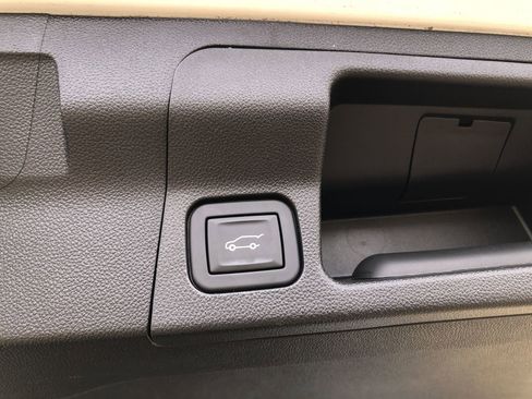 Used 2023 GMC Acadia SLE w/ Driver Convenience Package image 10