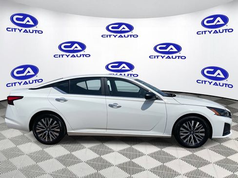 Used 2025 Nissan Altima 2.5 SV FWD image 2