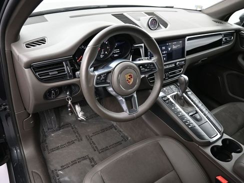 Certified 2021 Porsche Macan image 4