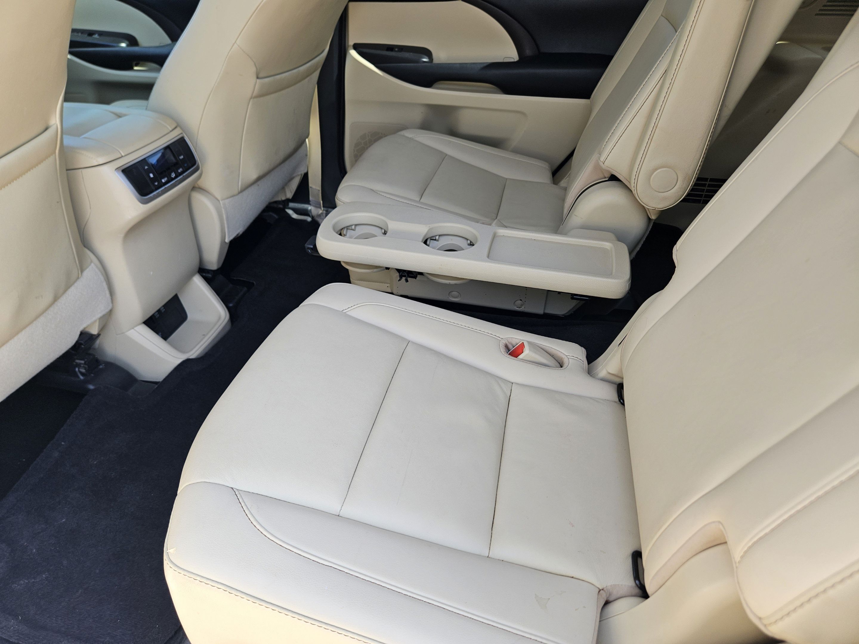 Used 2019 Toyota Highlander XLE FWD image 21