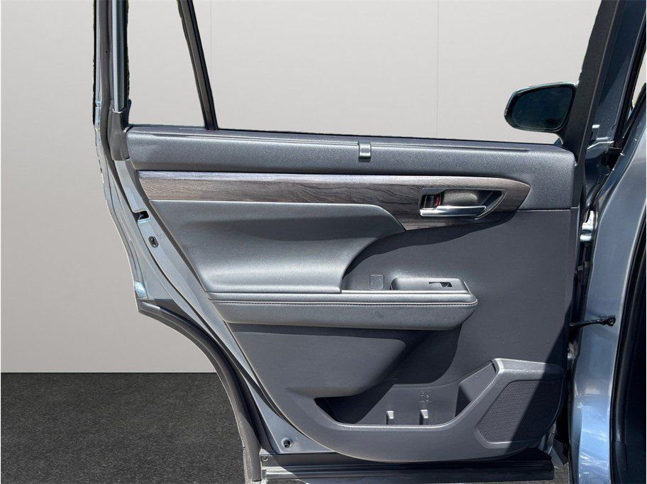 Used 2021 Toyota Highlander Limited FWD image 41