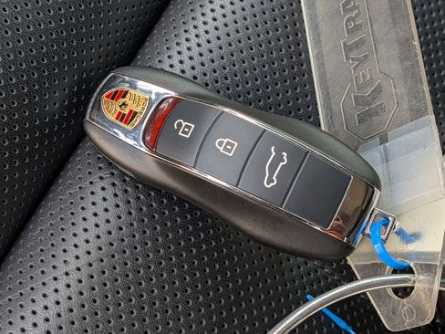 Certified 2025 Porsche Macan S AWD/4WD image 38