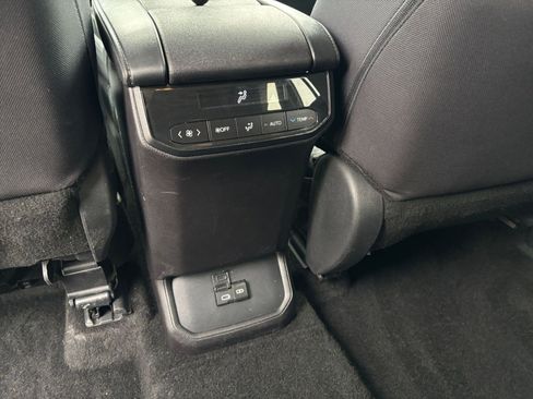 Used 2025 Toyota Highlander LE FWD image 25