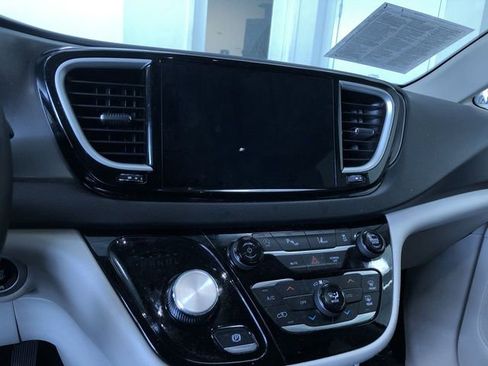 Used 2024 Chrysler Pacifica Touring-L FWD image 26