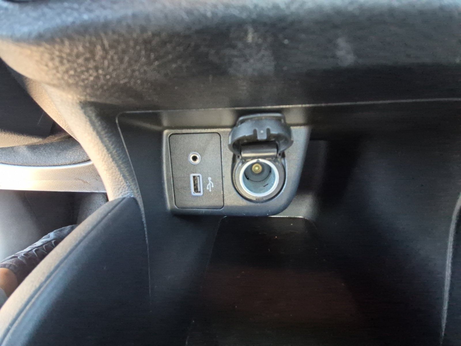 Used 2025 Nissan Versa S FWD image 33