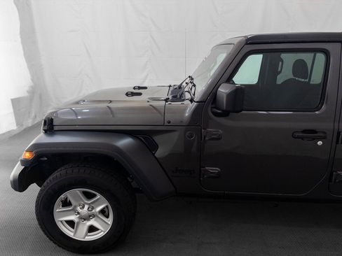 Used 2023 Jeep Gladiator Sport image 3
