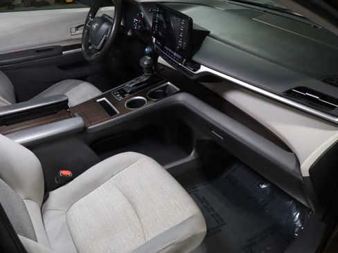 Used 2021 Toyota Sienna LE image 14