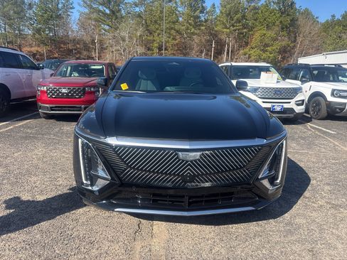 Used 2025 Cadillac Lyriq Luxury image 2