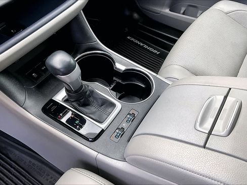 Used 2019 Toyota Highlander Limited Platinum image 17