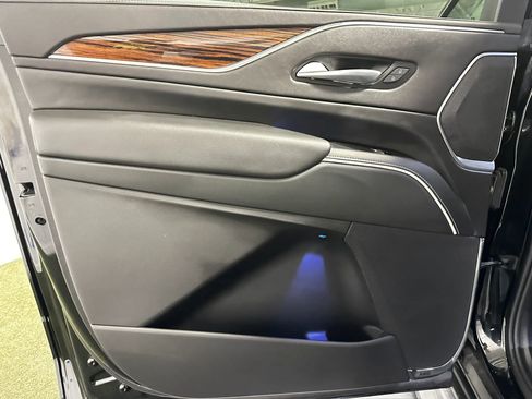 Used 2023 Cadillac Escalade ESV Luxury RWD image 17