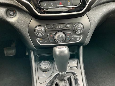 Used 2021 Jeep Cherokee Limited image 10