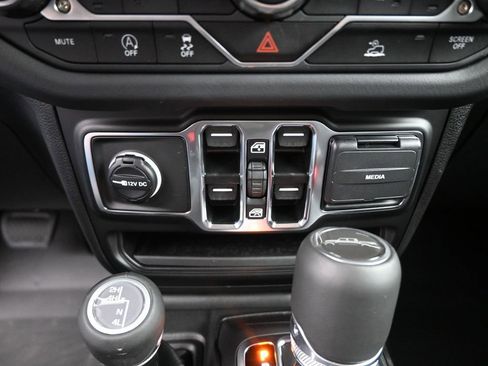 New 2025 Jeep Gladiator Sport image 7