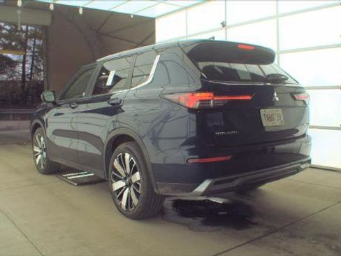 Used 2025 Mitsubishi Outlander SE image 6