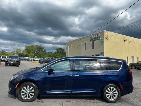Used 2019 Chrysler Pacifica Touring-L FWD image 8
