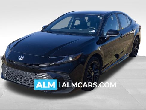 Used 2025 Toyota Camry SE image 1