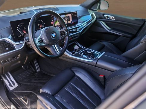 Used 2023 BMW X7 M60i w/ Climate Comfort Package image 10