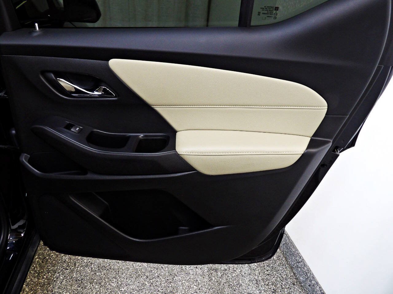 Used 2022 Chevrolet Traverse LS w/ Midnight/Sport Edition FWD image 13