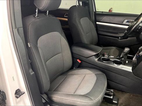 Used 2017 Ford Explorer XLT AWD/4WD image 9
