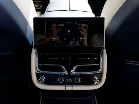 Used 2023 Bentley Bentayga Extended Wheelbase image 48