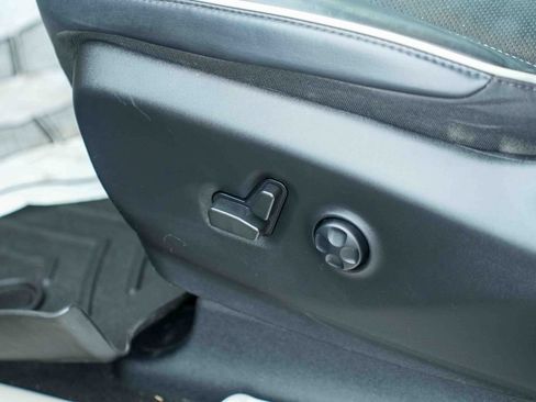 Used 2023 Chrysler Pacifica Limited AWD/4WD image 25