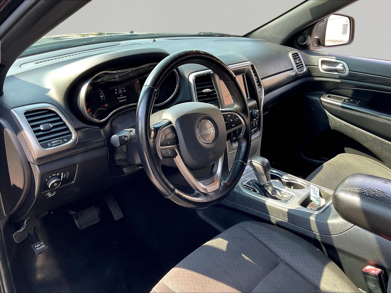 Used 2021 Jeep Grand Cherokee Laredo w/ Security & Convenience Group AWD/4WD image 17
