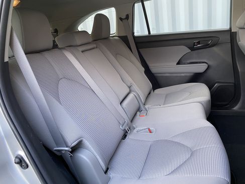 Used 2024 Toyota Highlander LE image 35