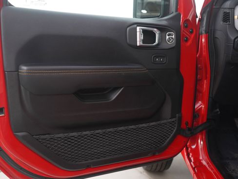 Used 2025 Jeep Wrangler Sahara image 18