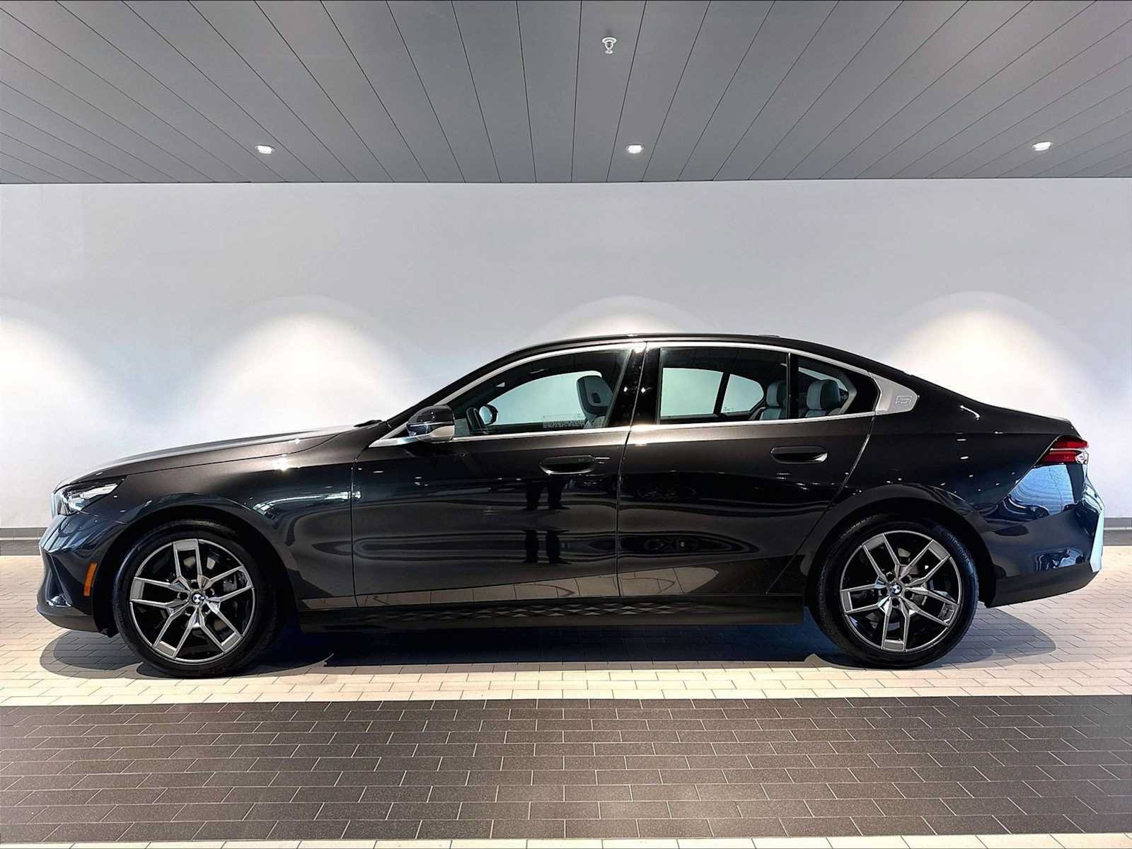Used 2026 BMW 540i xDrive AWD/4WD image 2