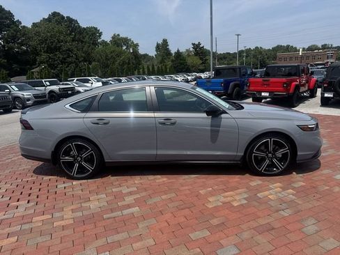 Used 2025 Honda Accord Sport image 37
