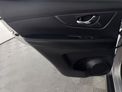 Used 2020 Nissan Rogue SV w/ Sun & Sound Touring Package FWD image 12