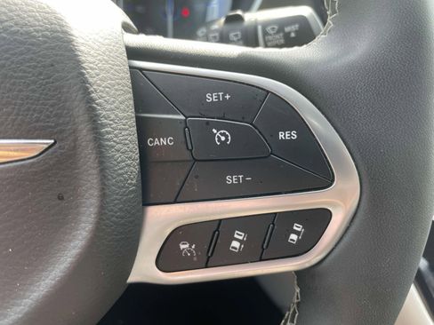 Used 2024 Chrysler Pacifica Touring-L FWD image 21