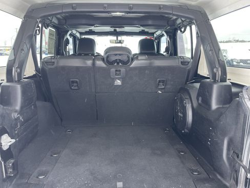 Used 2018 Jeep Wrangler Unlimited Sahara w/ Uconnect 4C Nav & Sound Group image 9