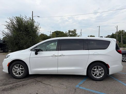 Used 2026 Chrysler Pacifica Select FWD image 8