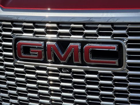 Used 2024 GMC Yukon Denali w/ Advanced Technology Package AWD/4WD image 31