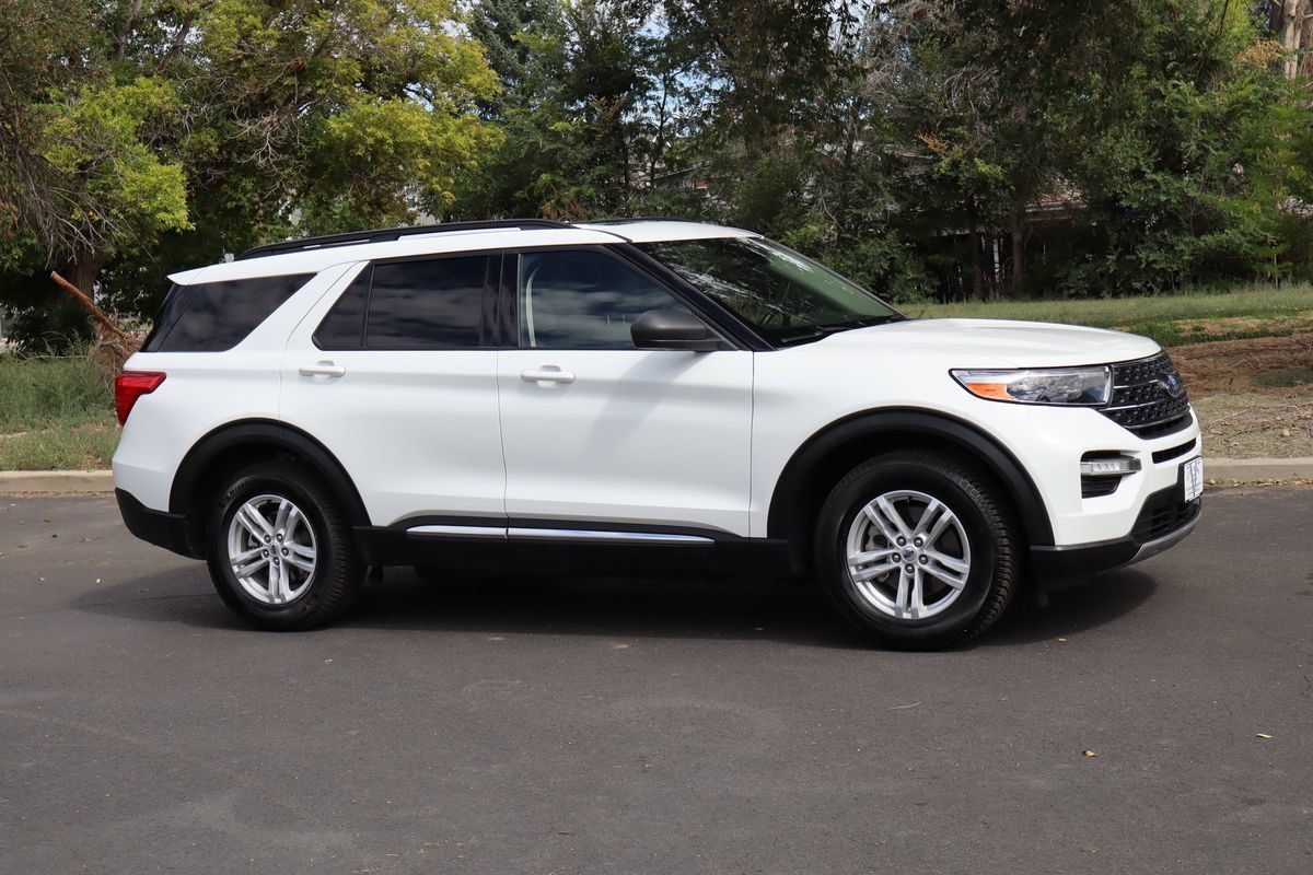 Used 2021 Ford Explorer XLT w/ Equipment Group 202A AWD/4WD image 2