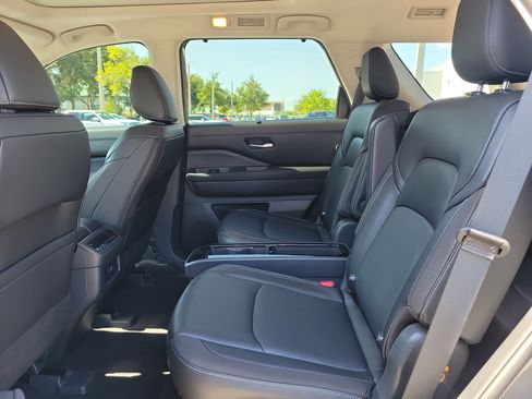 Certified 2025 Nissan Pathfinder SL w/ SL Premium Package FWD image 17